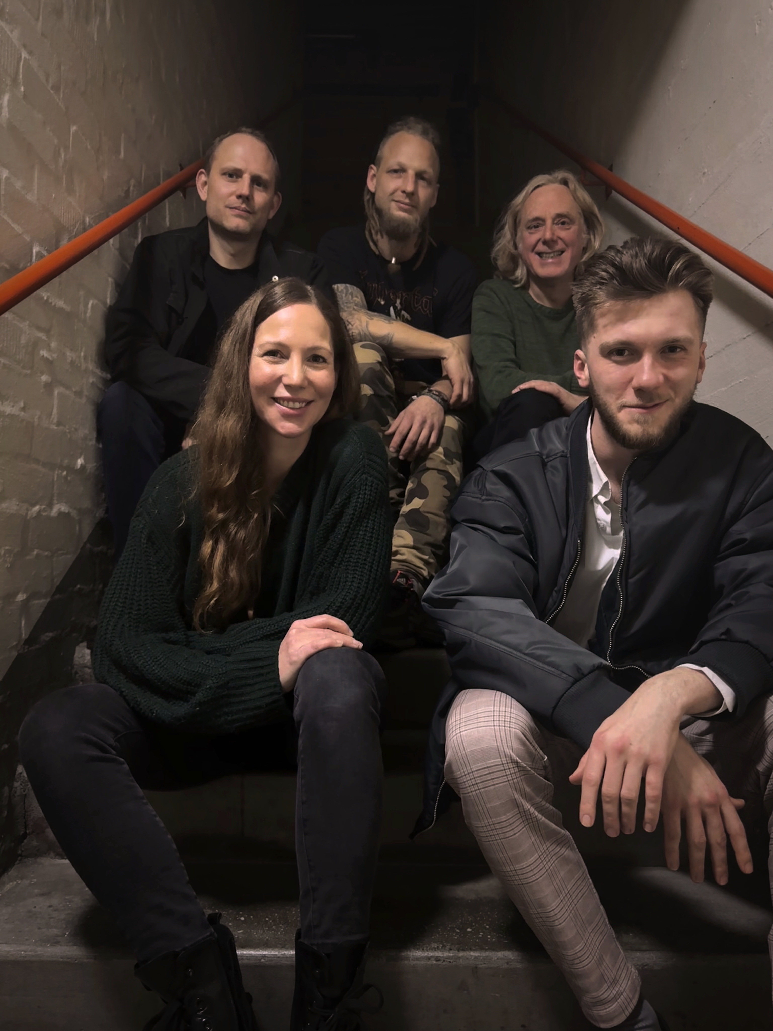 apart from that sitzen auf einer Treppe im Bunker. Vlnr. oben Falko, Kai, Sven; unten Kristin, Chris